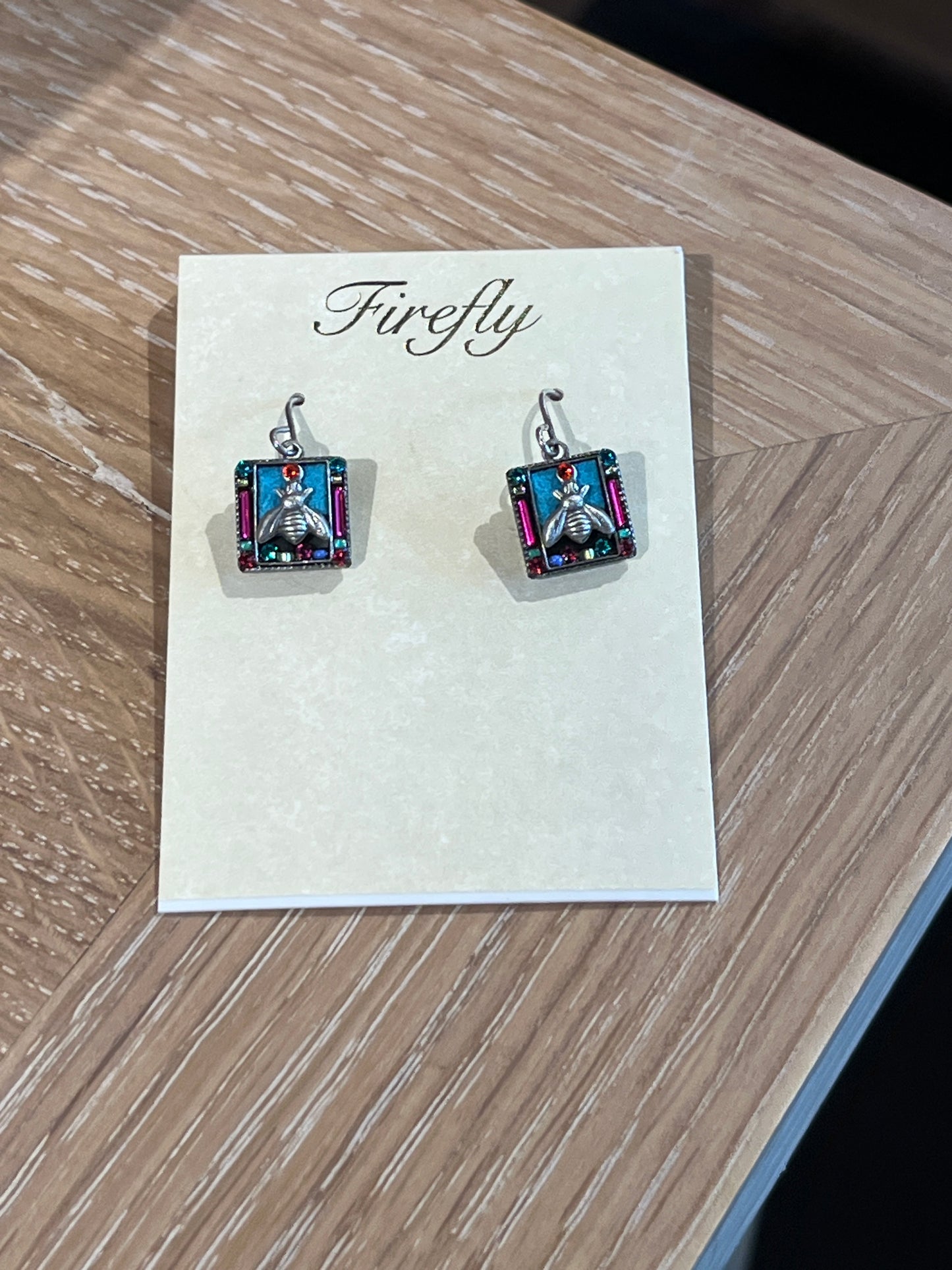 828 SQ Nature Bee earring