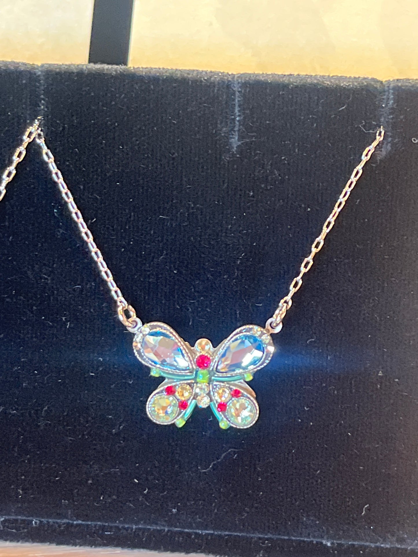 Lg Butterfly Neck