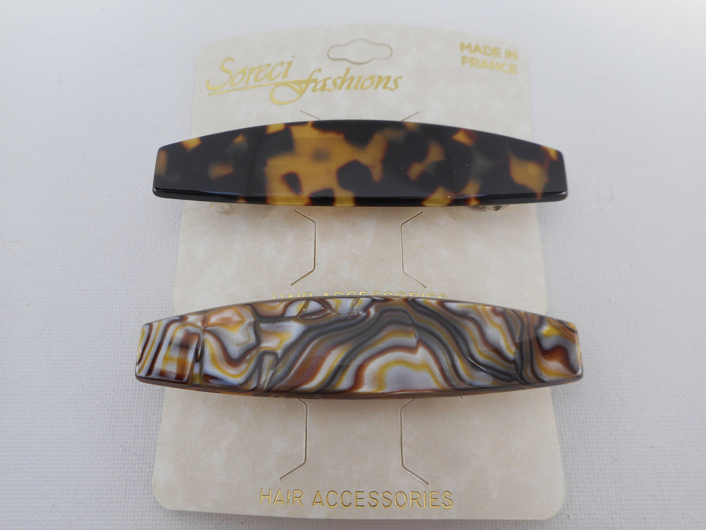 Wide middle bar barrette